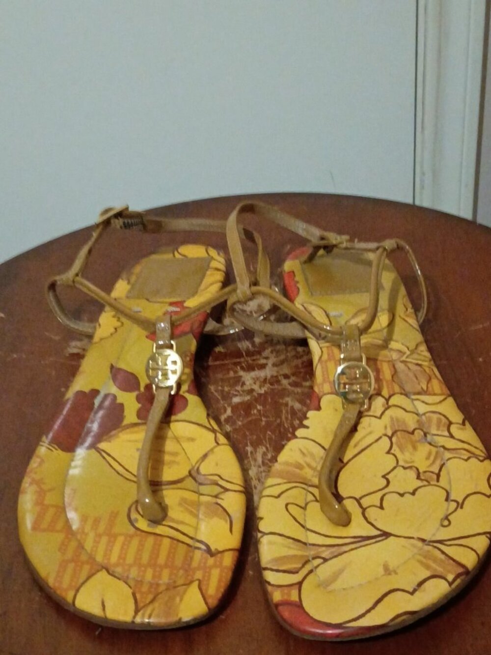 Tory Burch Emmy T-Strap Tan Floral Print Gold Emblem Women's Sandals Size 8.5 M - Picture 6 of 11